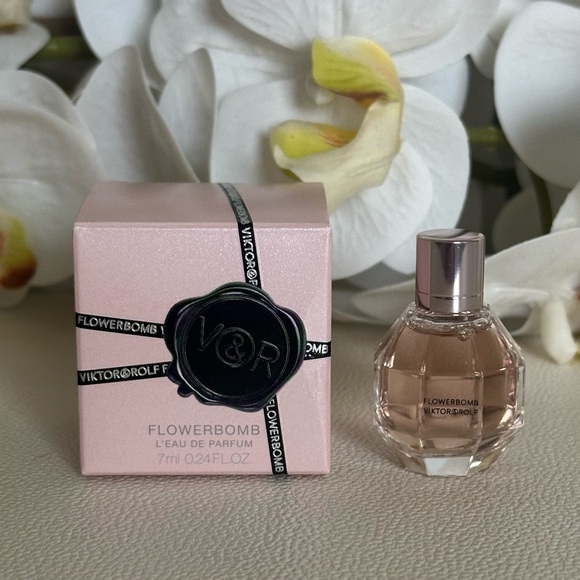 NWT Viktor & Rolf Flowerbomb Candle & Fragrance Bundle - Picture 7 of 8